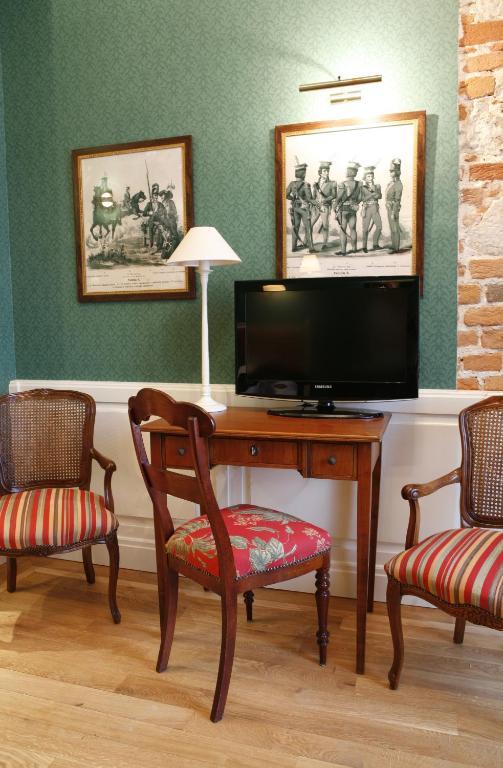 Hotel Dwor Kosciuszko Cracovie Chambre photo A flat screen television in a hotel room