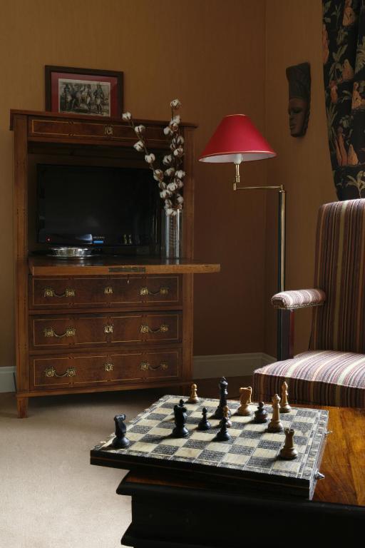 Hotel Dwor Kosciuszko Cracovie Chambre photo A television set in a living room