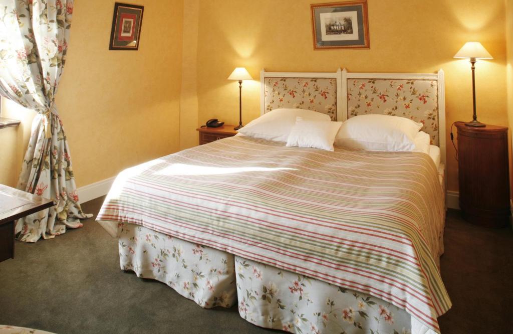 Hotel Dwor Kosciuszko Cracovie Chambre photo A bed with a bed skirt