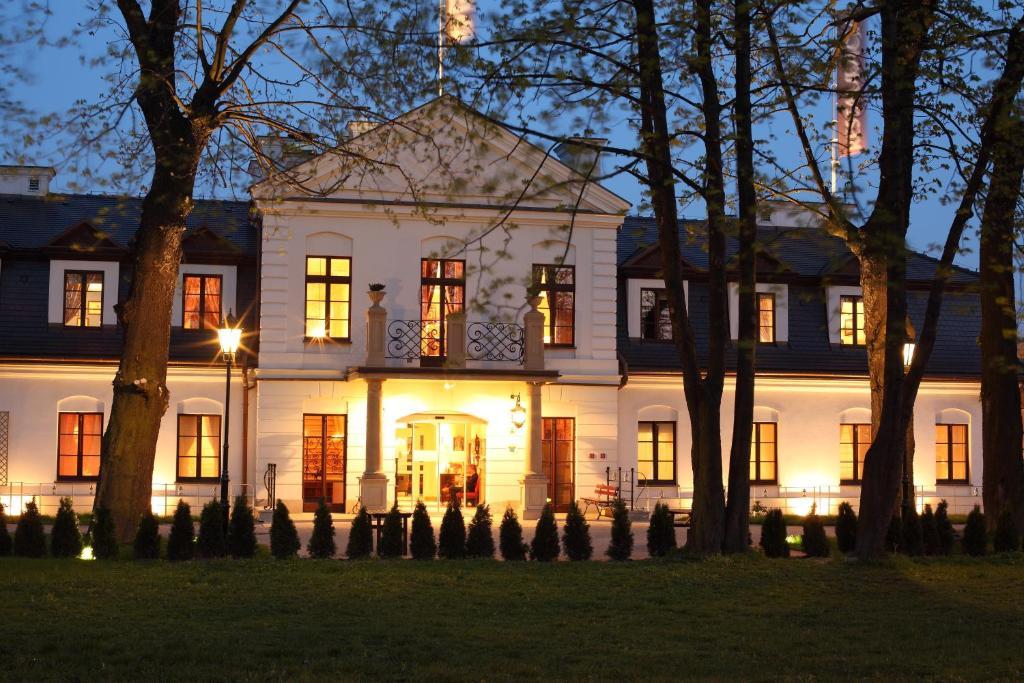 Hotel Dwor Kosciuszko Cracovie Extérieur photo The palace at night