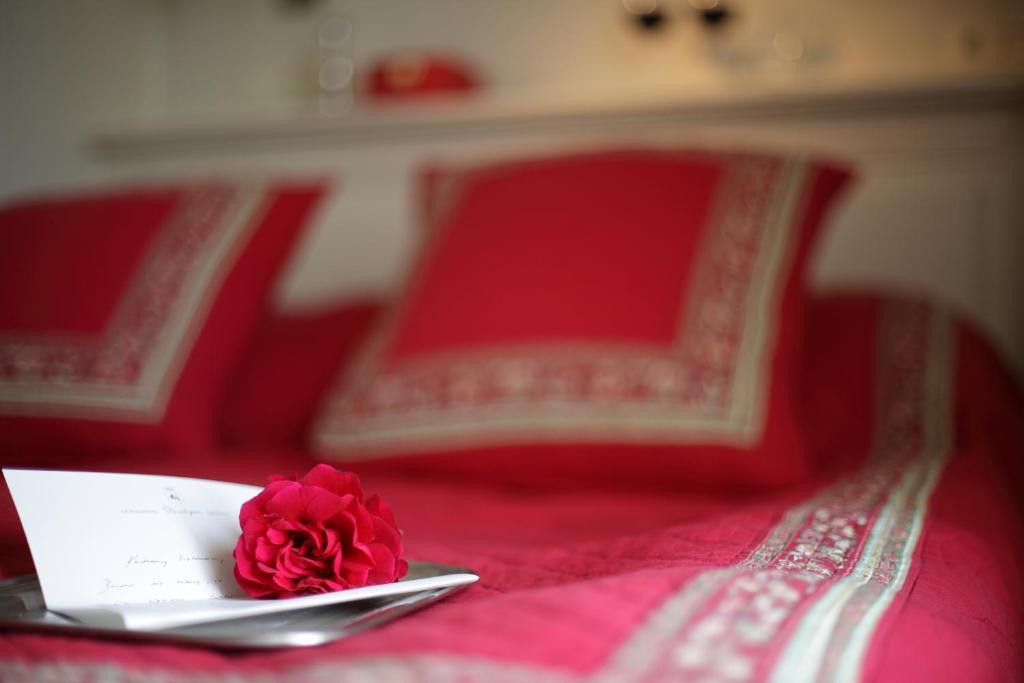 Hotel Dwor Kosciuszko Cracovie Extérieur photo A rose on a bed