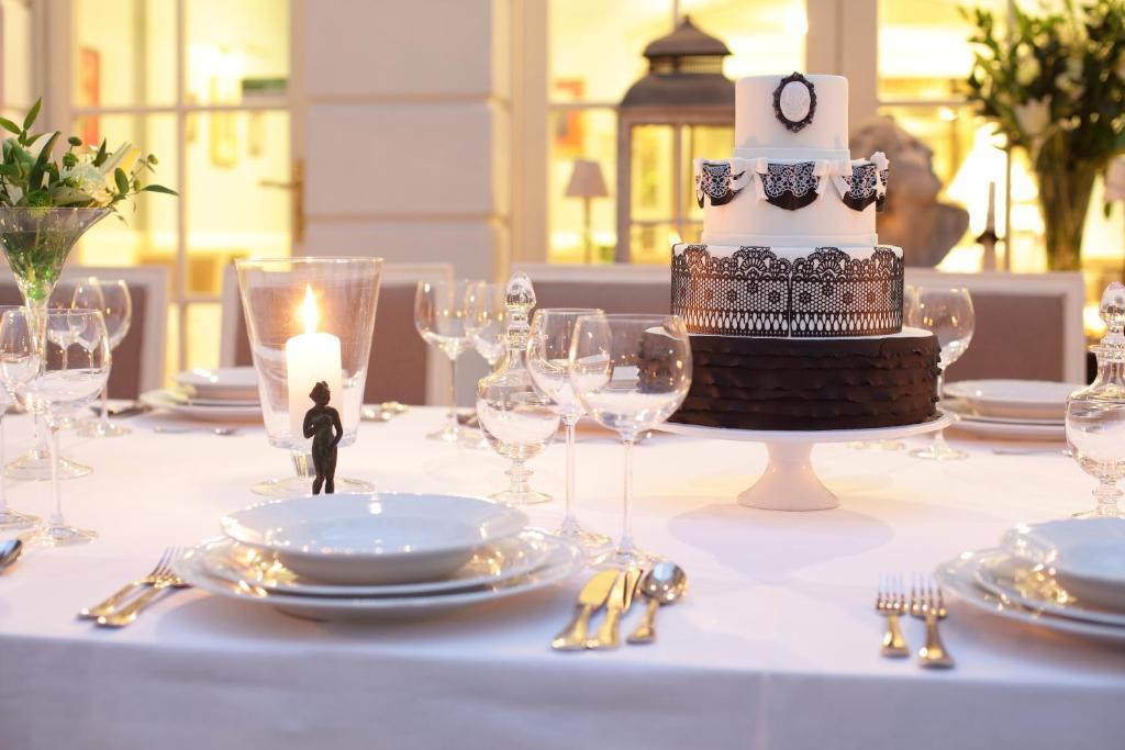 Hotel Dwor Kosciuszko Cracovie Extérieur photo A wedding cake